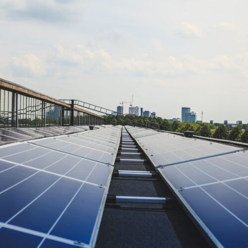 módulos fotovoltaicos instalados no telhado de uma indústria