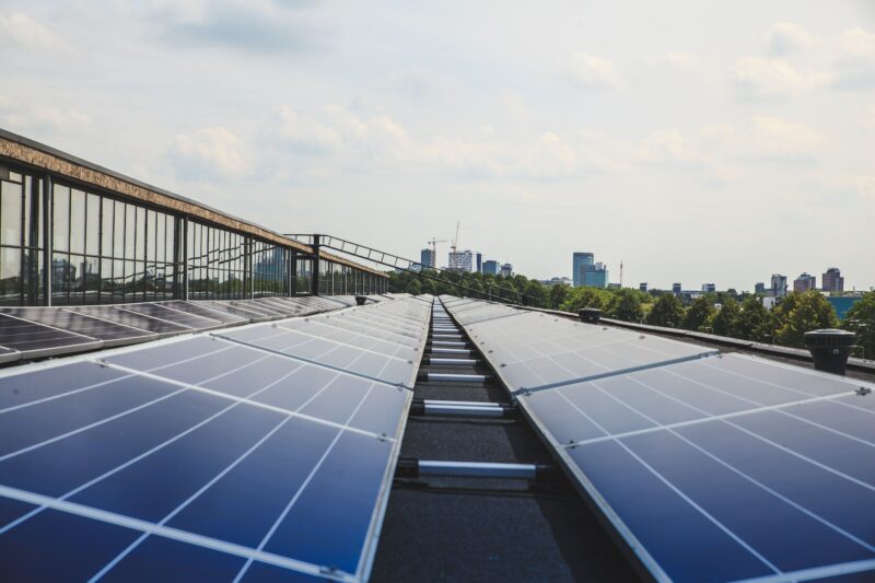 módulos fotovoltaicos instalados no telhado de uma indústria