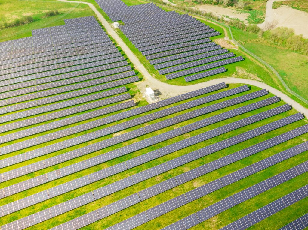 módulos fotovoltaicos instalados na fazenda para representar as vantagens da energia solar para o agronegócio