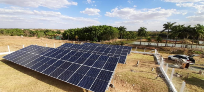 Placas solares de residência rural instaladas pela Yellot