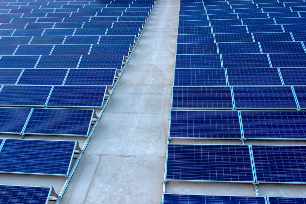 placas solares instaladas no chão para representar o texto de quantos painéis solares são necessário no projeto