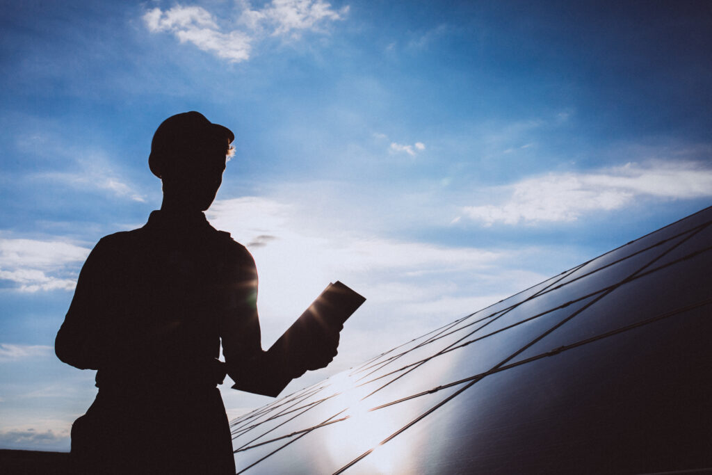 engenheiro na sombra para representar uma empresa de energia solar