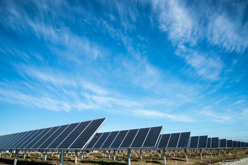 usina solar instalada no solo para representar o financiamento de energia solar para produtores rurais