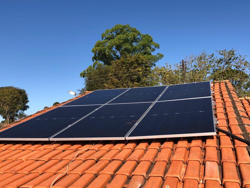 residência da zona rural com placas solares no telhado
