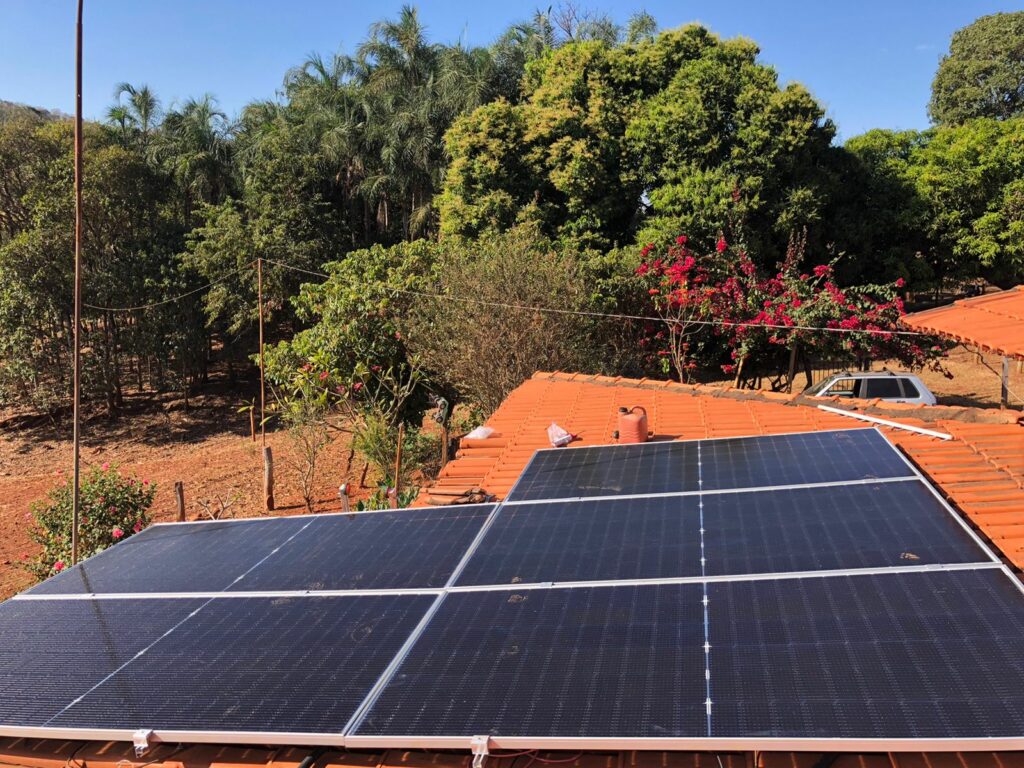 placas solares no telhado de uma residência situada na zona rural