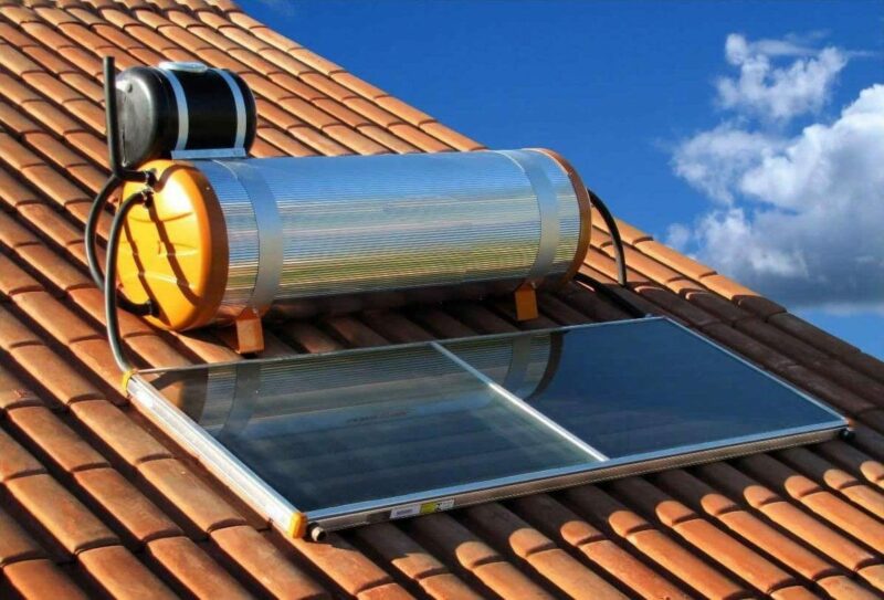 bomba solar para representar o segundo dos tipos de energia solar, o aquecimento solar