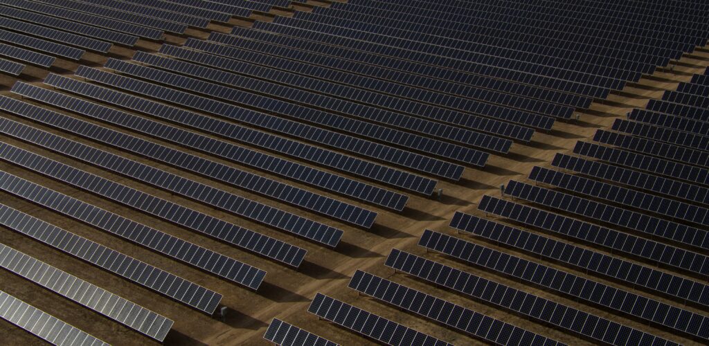 Usina solar fotovoltaica para simbolizar os tipos de sistemas fotovoltaicos