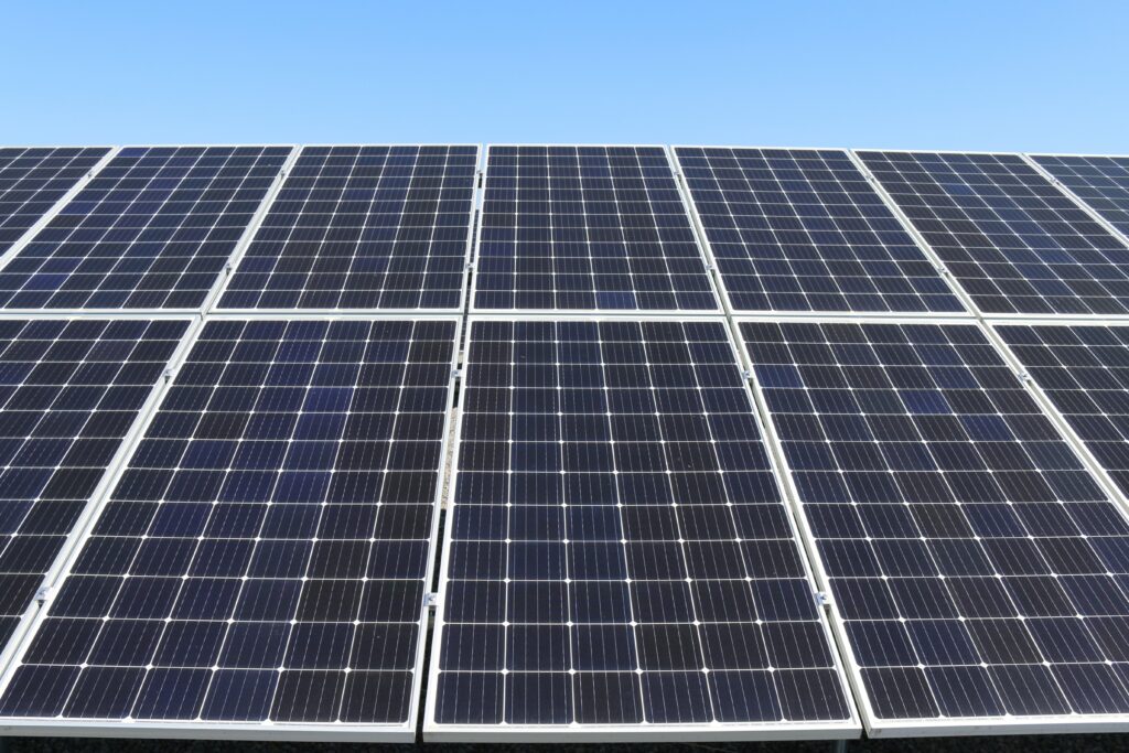 módulos fotovoltaicos para representar a energia solar e o aquecimento solar