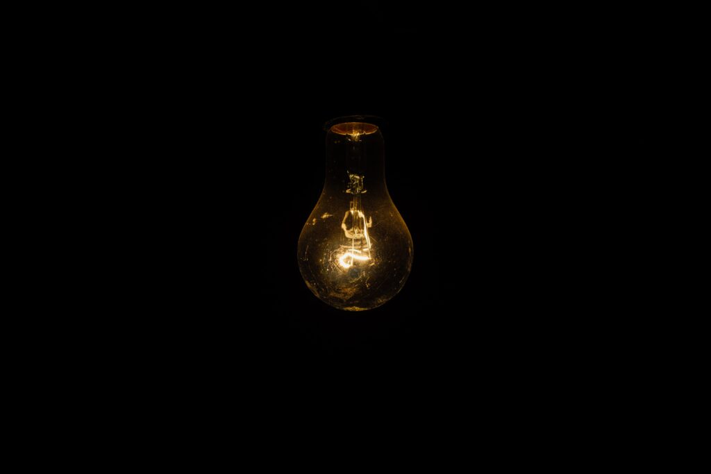 lâmpada para representar o fato de ficar sem luz com energia solar