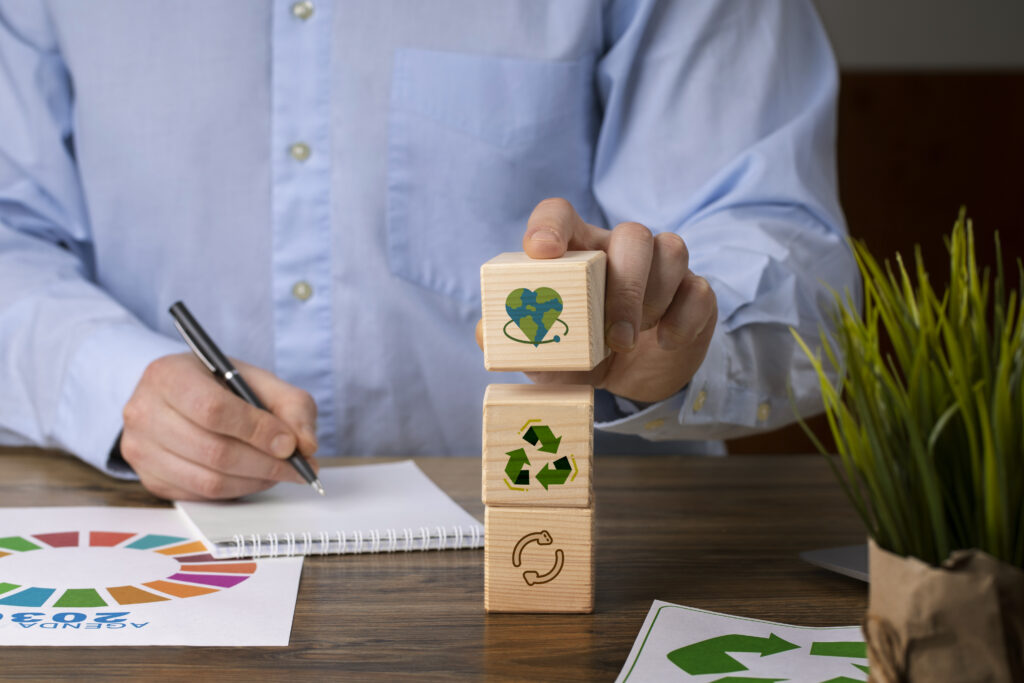 empresário com blocos que mostram símbolos de sustentabilidade