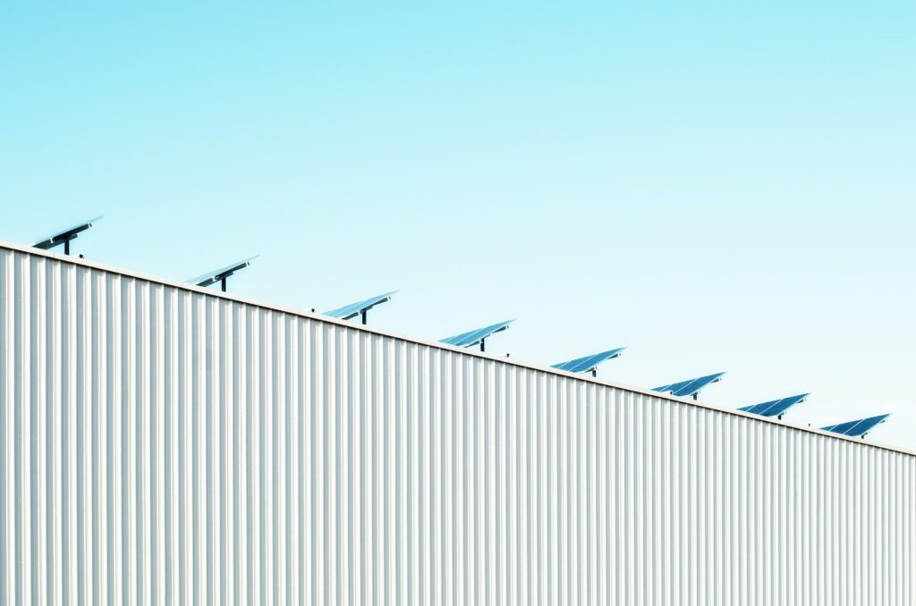 módulos solares para representar a geração de energia compartilhada entre condomínios