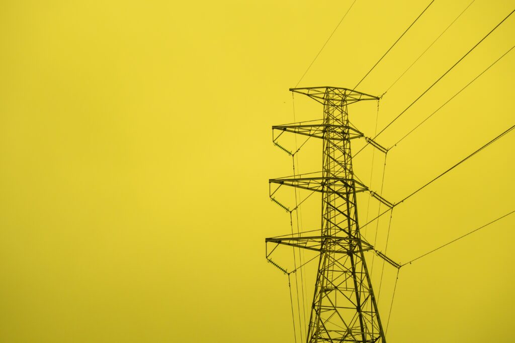 fios de energia elétrica com fundo amarelo
