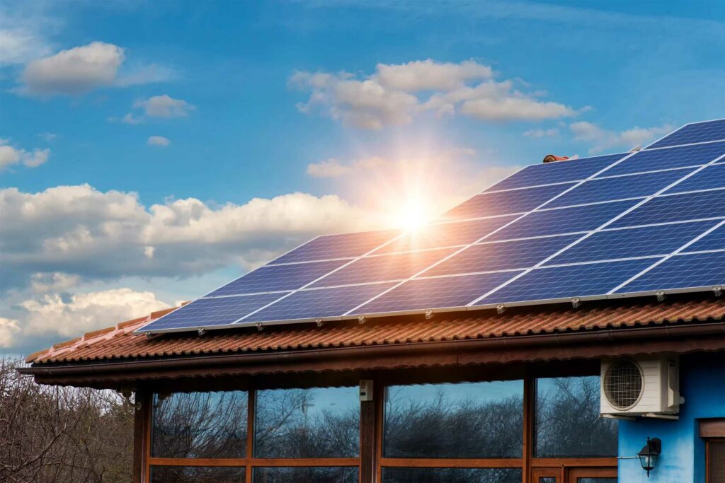 placas fotovoltaicas em casa para representar a energia solar em 2024