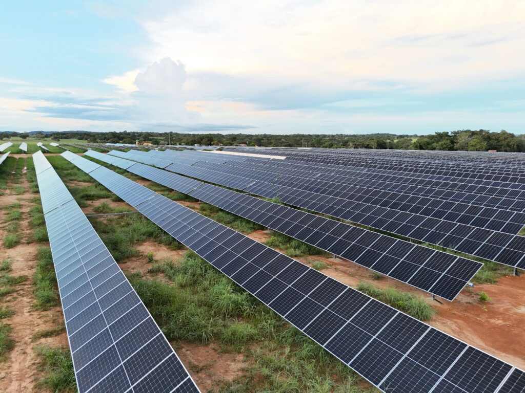 Parque de usina solar para representar as tendências da energia solar no Brasil para 2026 